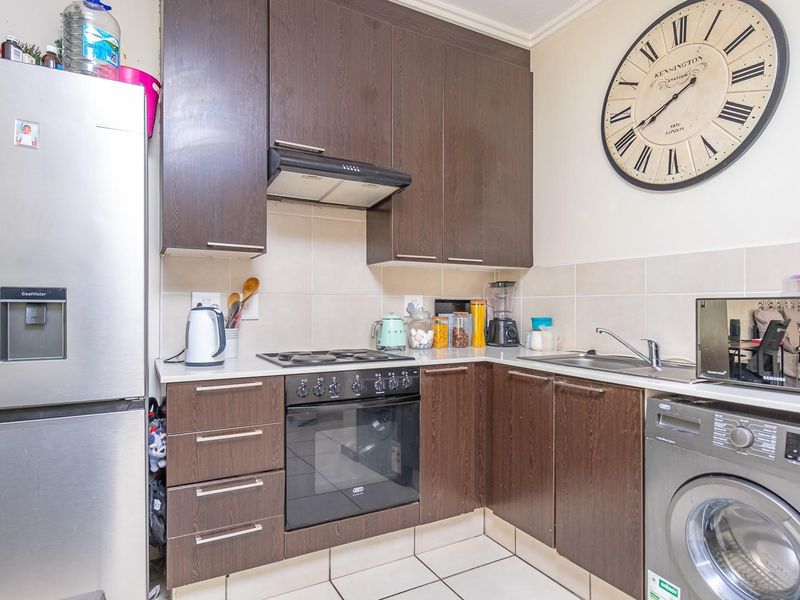 Sleek City Living in Paulshof - Photo 6