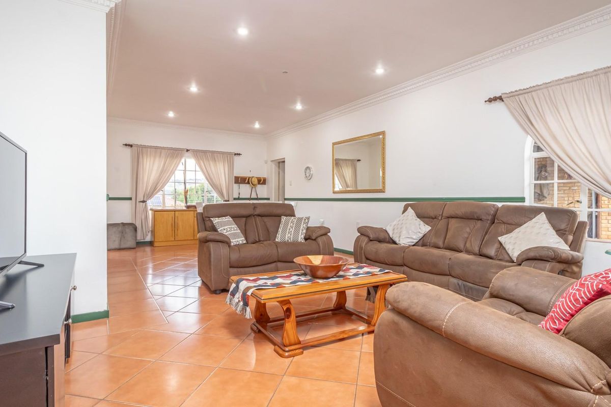 Low-Maintenance, Free-standing, Full Title Townhouse - Photo 4