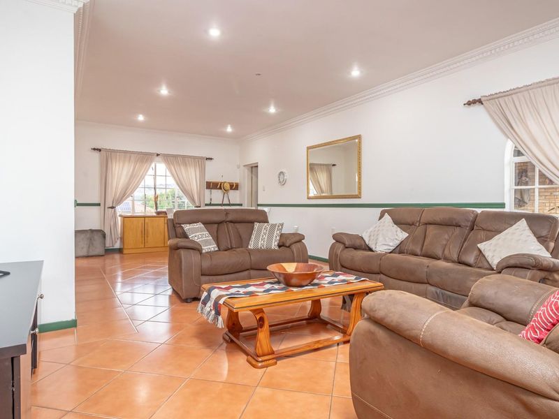 Low-Maintenance, Free-standing, Full Title Townhouse - Photo 4