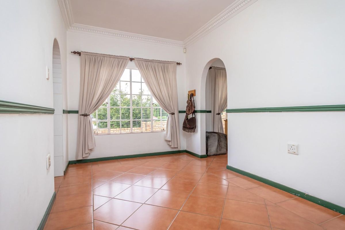 Low-Maintenance, Free-standing, Full Title Townhouse - Photo 5