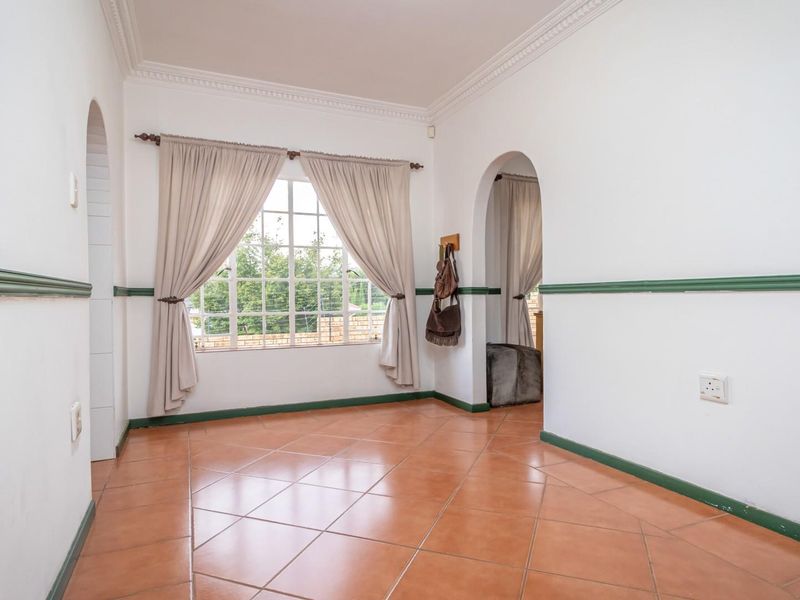 Low-Maintenance, Free-standing, Full Title Townhouse - Photo 5