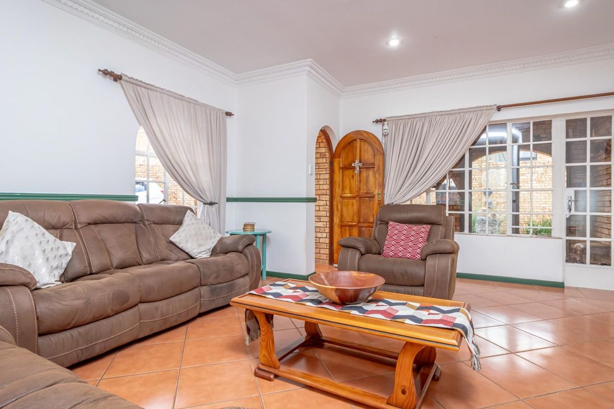 Low-Maintenance, Free-standing, Full Title Townhouse - Photo 3