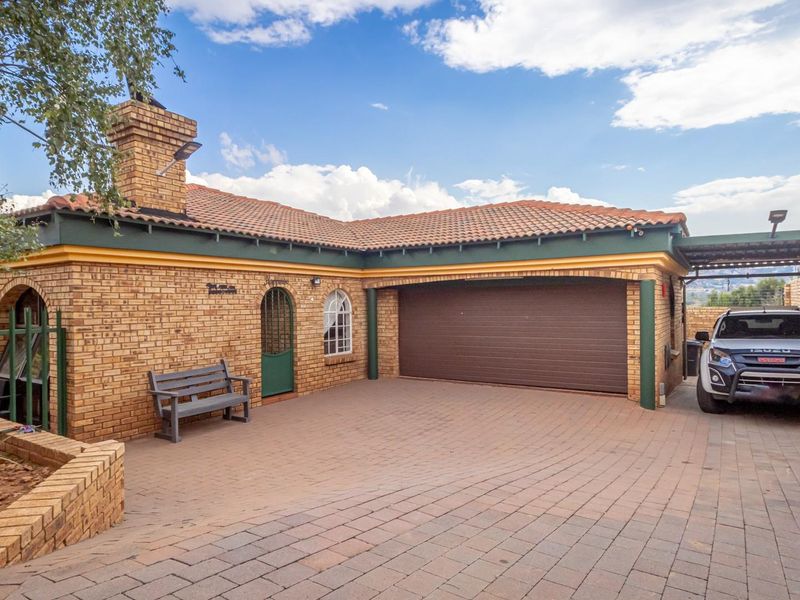 Low-Maintenance, Free-standing, Full Title Townhouse - Photo 2