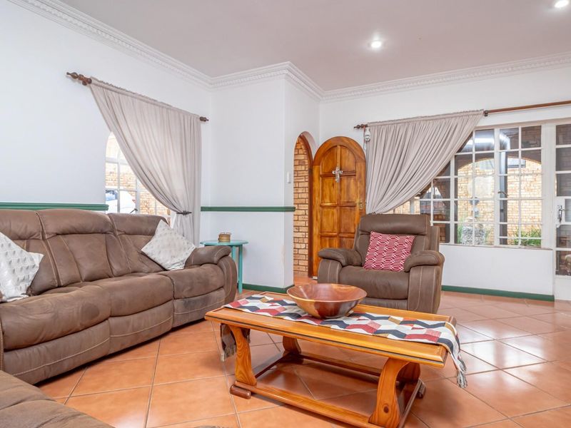 Low-Maintenance, Free-standing, Full Title Townhouse - Photo 3
