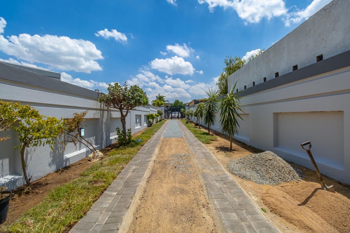 Modern Family Home - Newly Renovated with Stylish Finishes - Photo 2