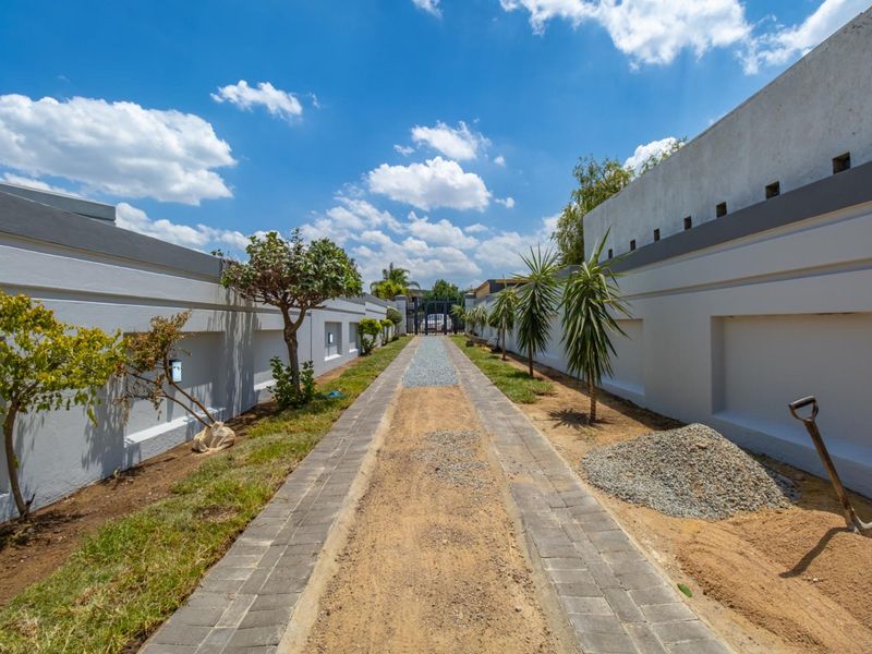 Modern Family Home - Newly Renovated with Stylish Finishes - Photo 2