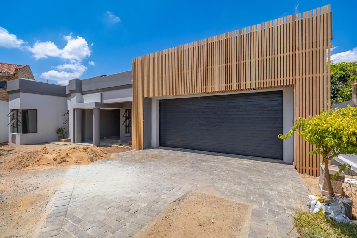 Modern Family Home - Newly Renovated with Stylish Finishes - Photo 3