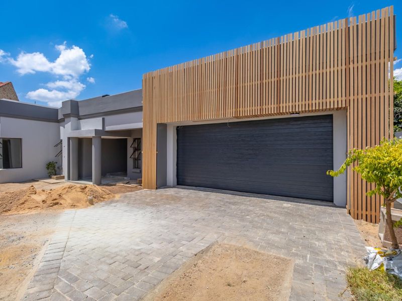 Modern Family Home - Newly Renovated with Stylish Finishes - Photo 3