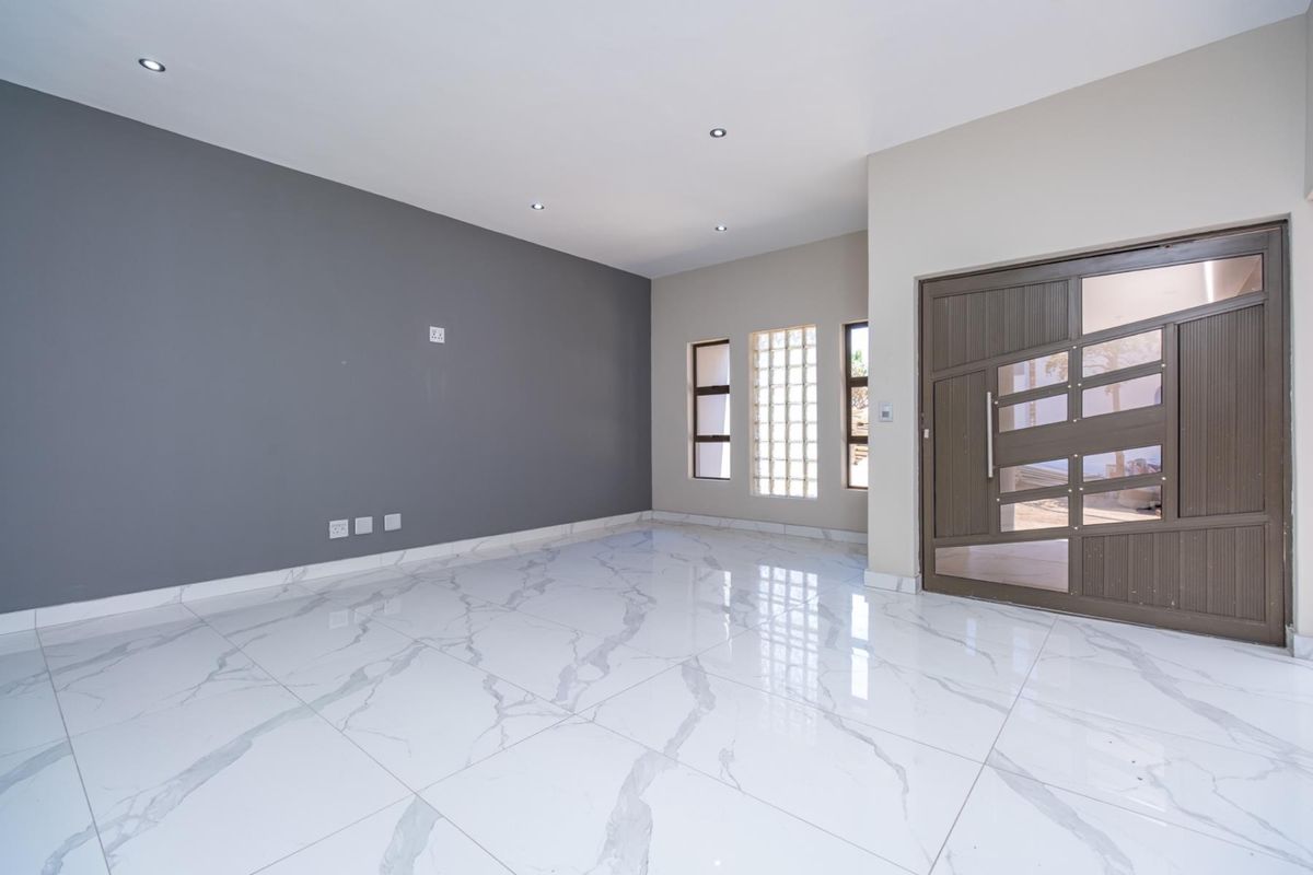 Modern Family Home - Newly Renovated with Stylish Finishes - Photo 5