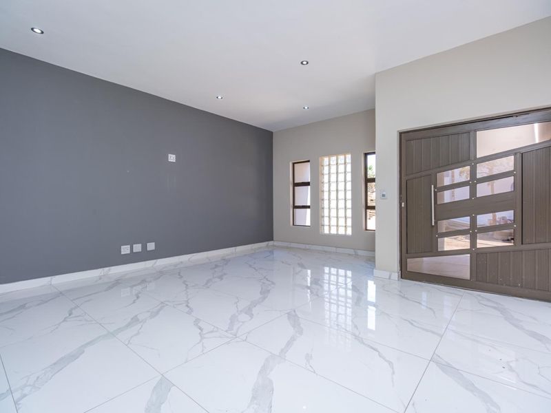 Modern Family Home - Newly Renovated with Stylish Finishes - Photo 5