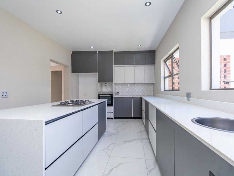 Modern Family Home - Newly Renovated with Stylish Finishes - Photo 10