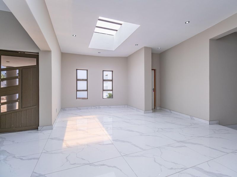 Modern Family Home - Newly Renovated with Stylish Finishes - Photo 7