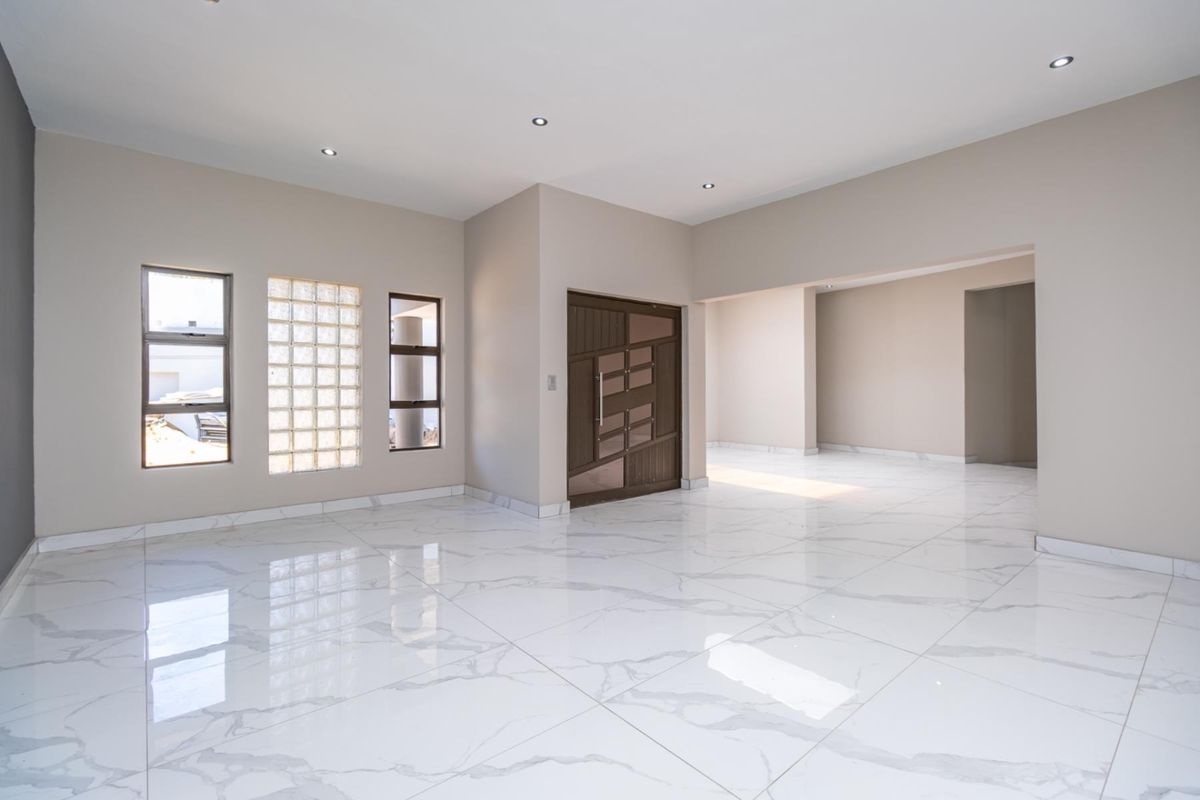 Modern Family Home - Newly Renovated with Stylish Finishes - Photo 4