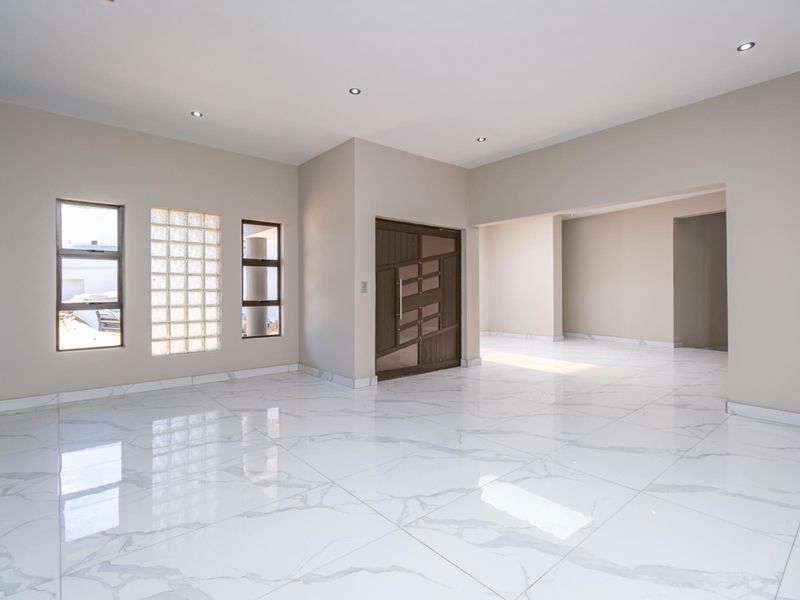 Modern Family Home - Newly Renovated with Stylish Finishes - Photo 4