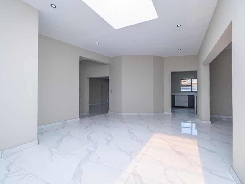 Modern Family Home - Newly Renovated with Stylish Finishes - Photo 9