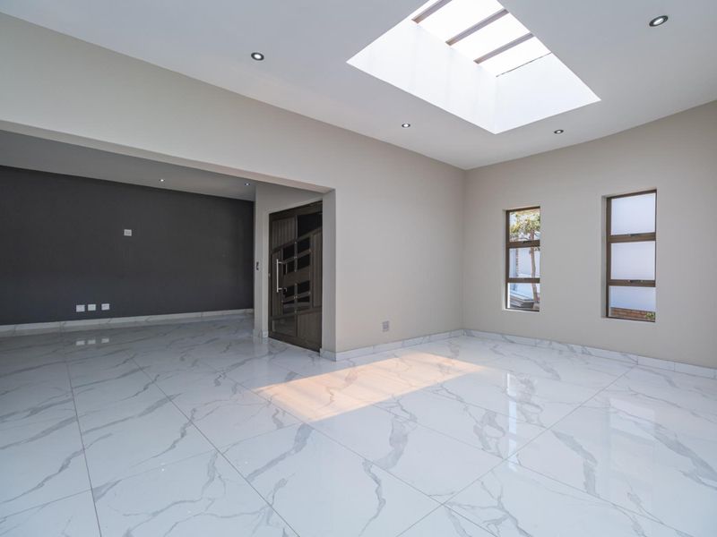 Modern Family Home - Newly Renovated with Stylish Finishes - Photo 8