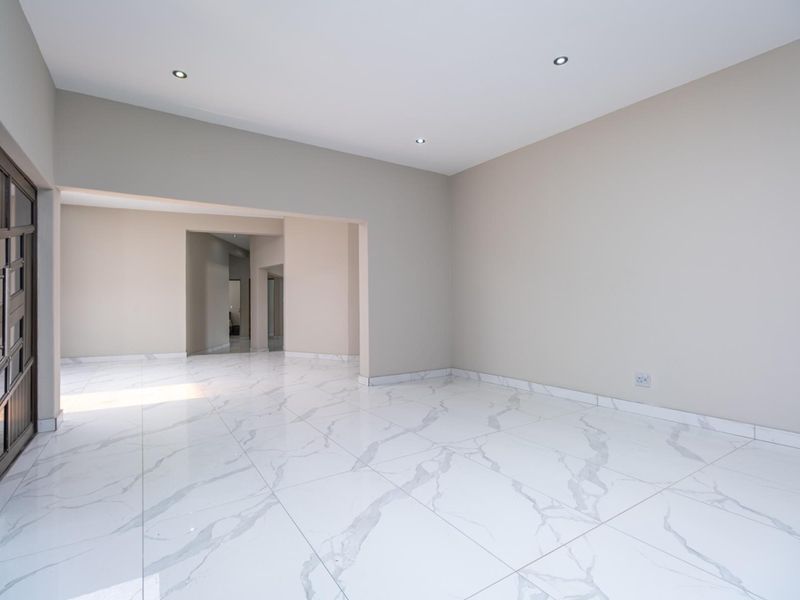 Modern Family Home - Newly Renovated with Stylish Finishes - Photo 6