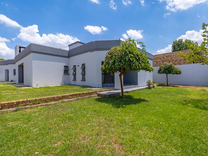 Modern Family Home - Newly Renovated with Stylish Finishes - Photo 1