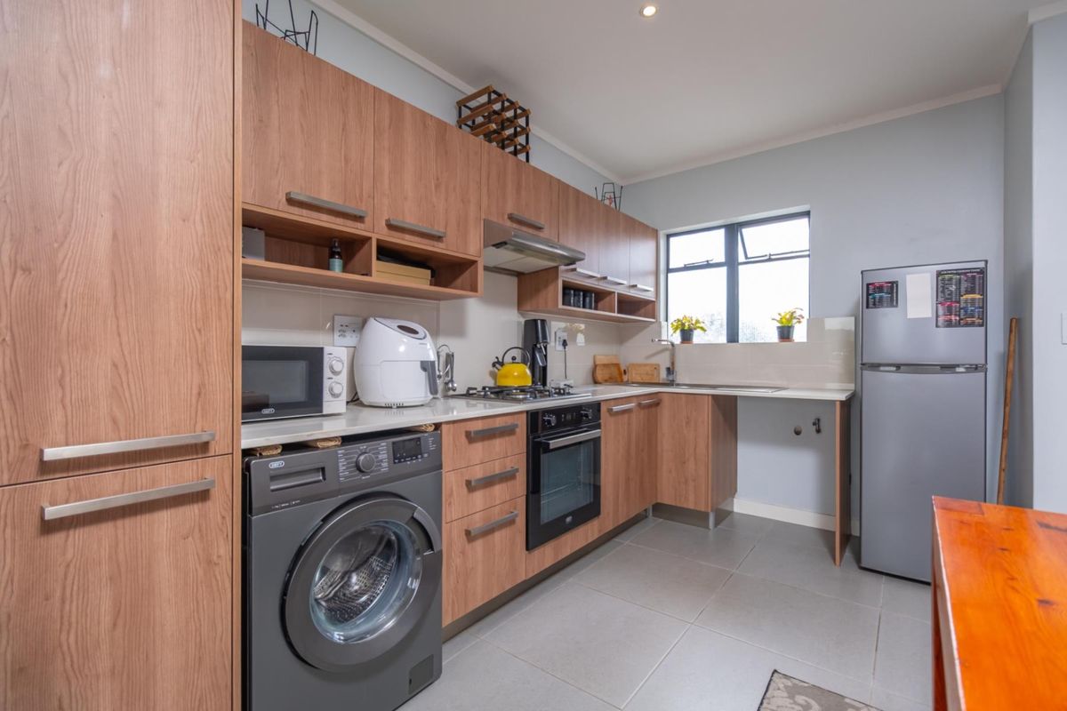 Spacious 2 Bedroom Apartment lock up and go - Photo 3