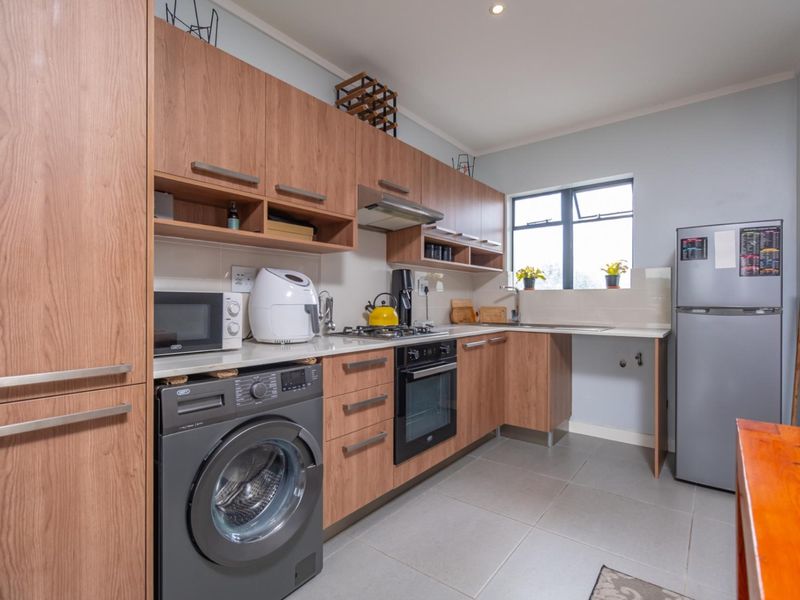 Spacious 2 Bedroom Apartment lock up and go - Photo 3