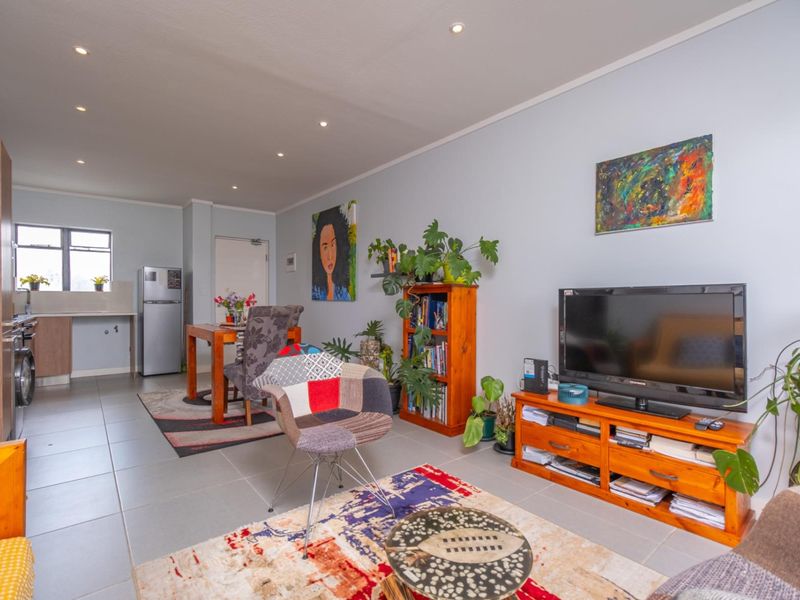 Spacious 2 Bedroom Apartment lock up and go - Photo 9