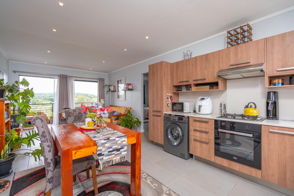 Spacious 2 Bedroom Apartment lock up and go - Photo 2