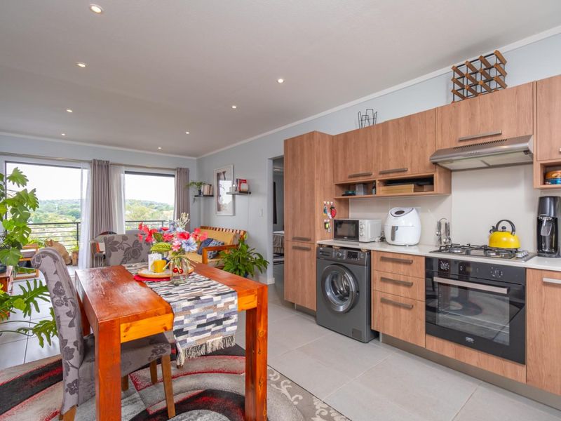 Spacious 2 Bedroom Apartment lock up and go - Photo 2