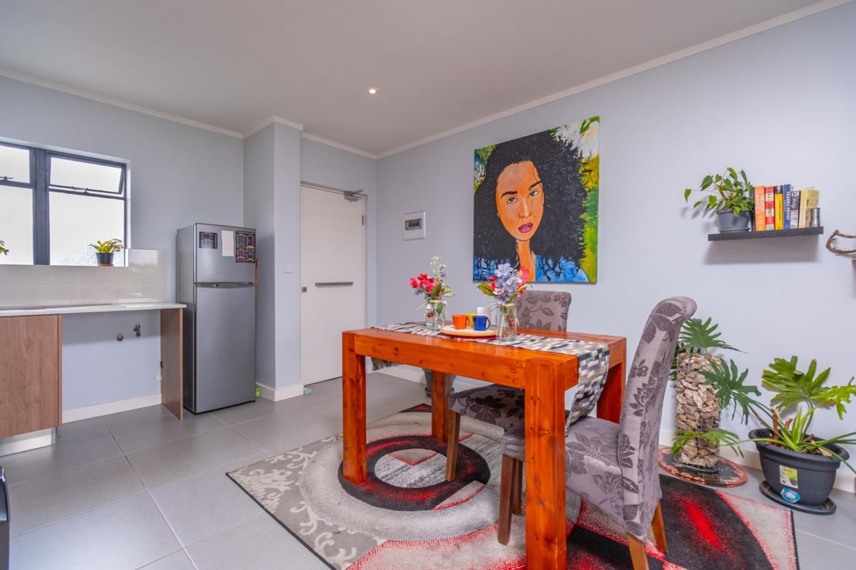 Spacious 2 Bedroom Apartment lock up and go - Photo 5