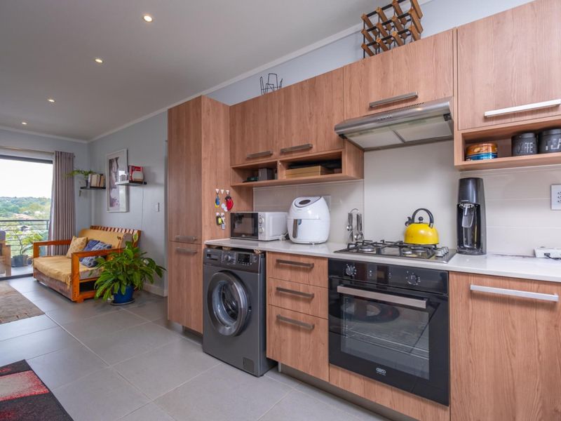 Spacious 2 Bedroom Apartment lock up and go - Photo 1