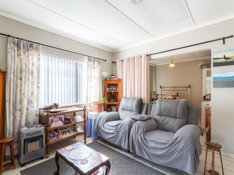 Cosy Townhouse located in Aalwynfleur Riversdale Western Cape - Photo 9