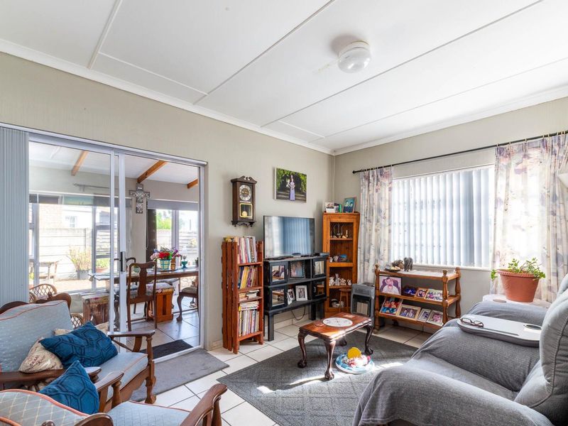Cosy Townhouse located in Aalwynfleur Riversdale Western Cape - Photo 8