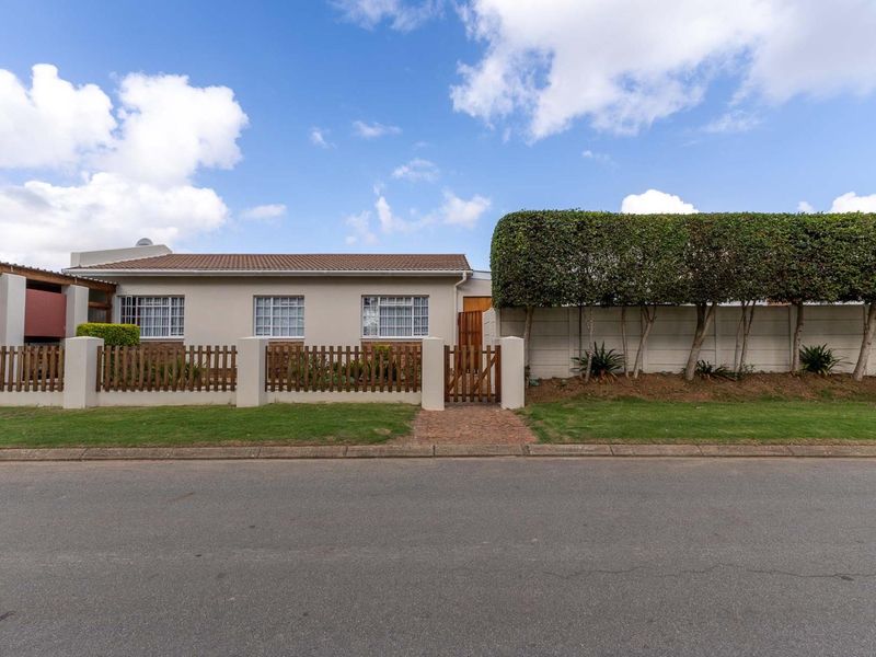 Cosy Townhouse located in Aalwynfleur Riversdale Western Cape - Photo 1
