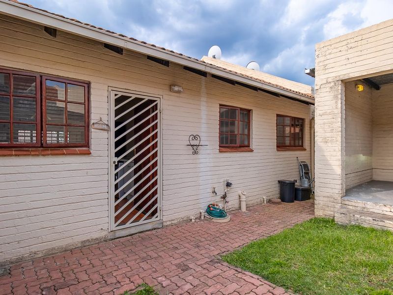 Simplex Living in a small complex. - Photo 10