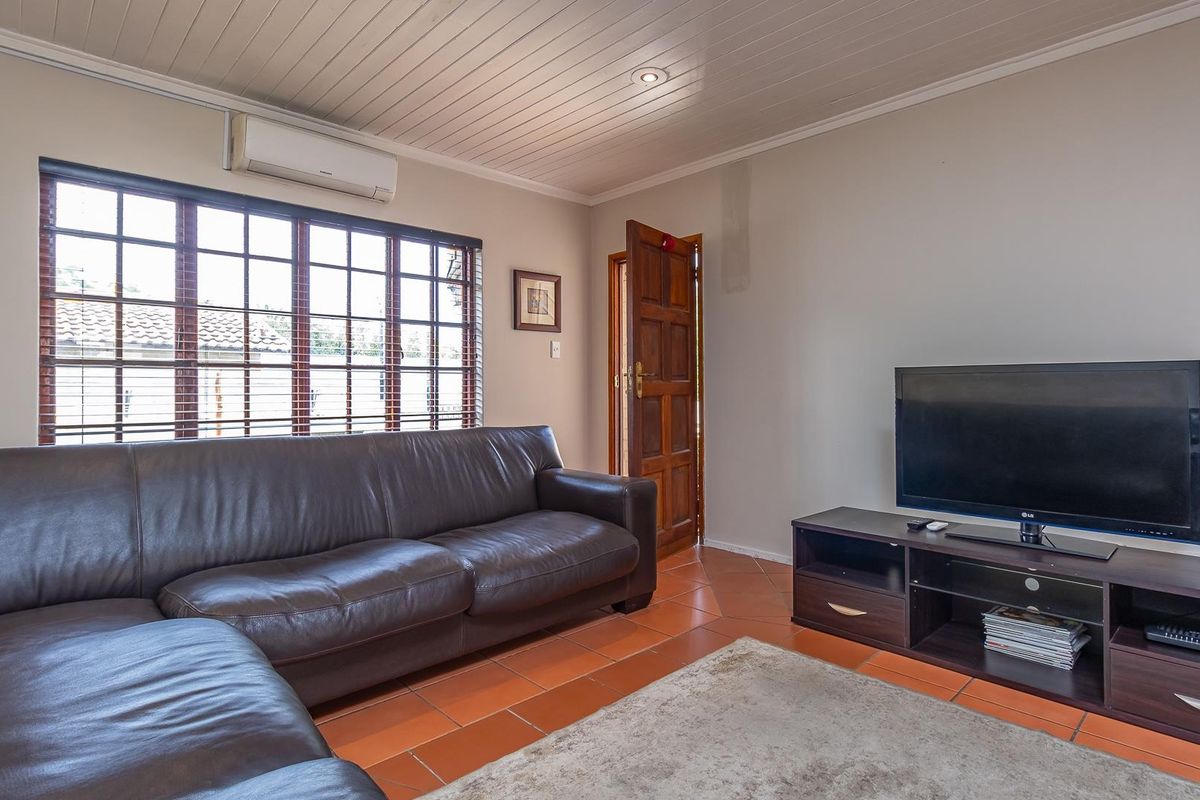 Simplex Living in a small complex. - Photo 4