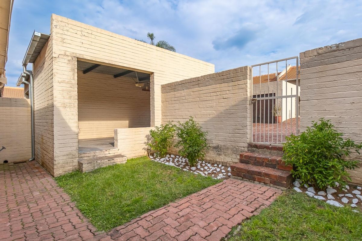 Simplex Living in a small complex. - Photo 2