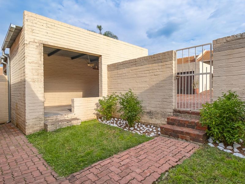 Simplex Living in a small complex. - Photo 2