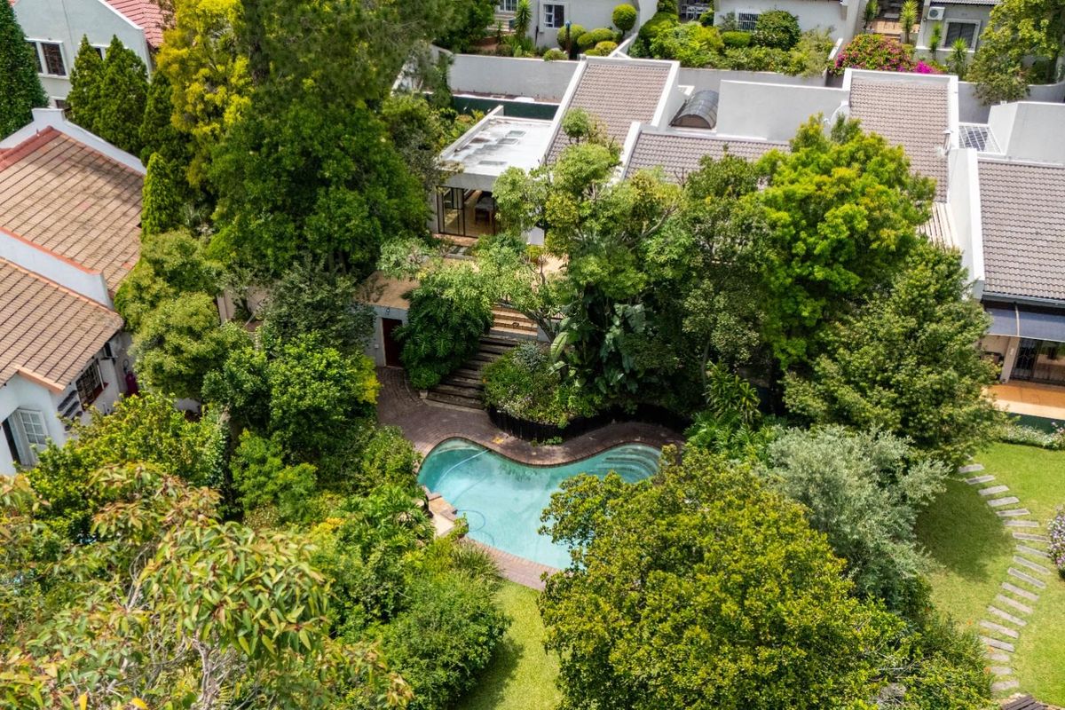 Elegant Bryanston East Townhouse with Lush Garden, Pool and Prime Location - Photo 4