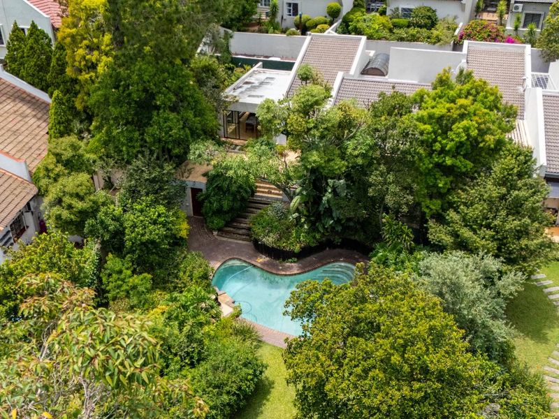 Elegant Bryanston East Townhouse with Lush Garden, Pool and Prime Location - Photo 4
