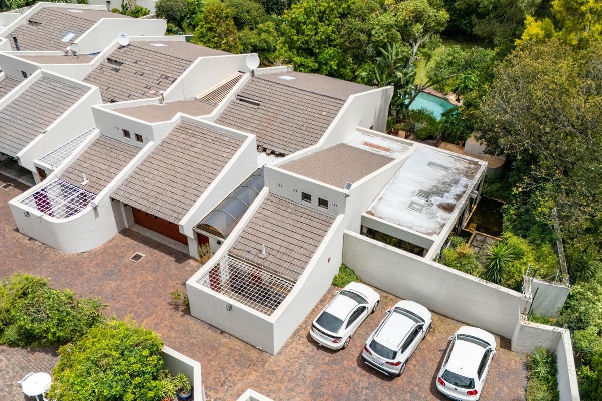 Elegant Bryanston East Townhouse with Lush Garden, Pool and Prime Location - Photo 2