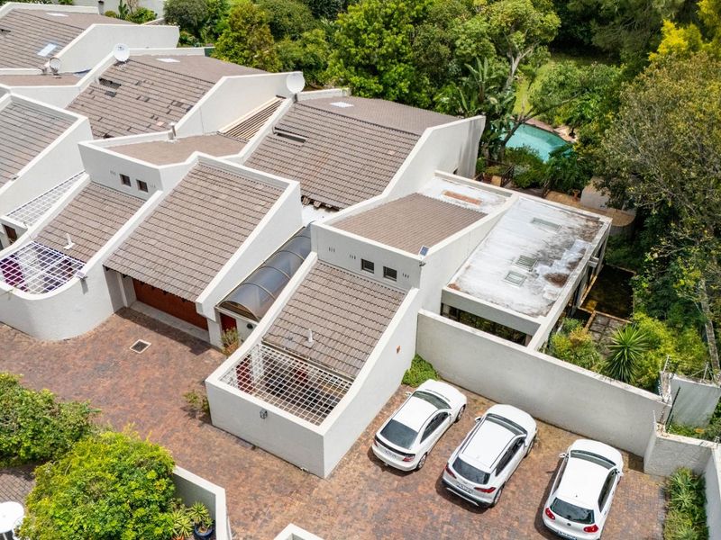 Elegant Bryanston East Townhouse with Lush Garden, Pool and Prime Location - Photo 2