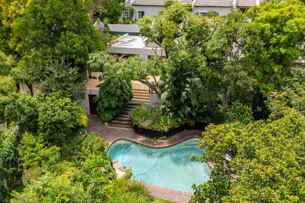 Elegant Bryanston East Townhouse with Lush Garden, Pool and Prime Location - Photo 5
