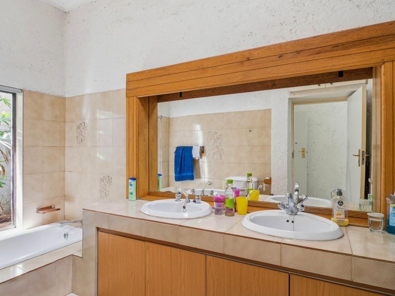 Elegant Bryanston East Townhouse with Lush Garden, Pool and Prime Location - Photo 10