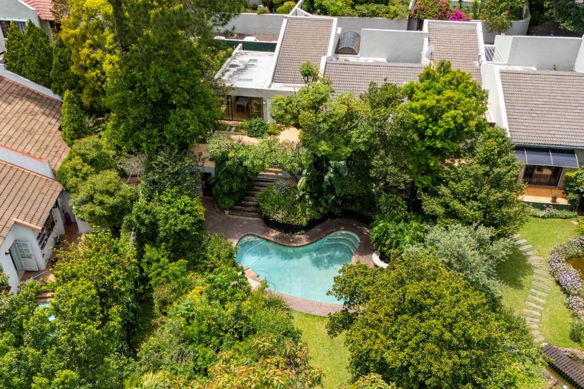 Elegant Bryanston East Townhouse with Lush Garden, Pool and Prime Location - Photo 3