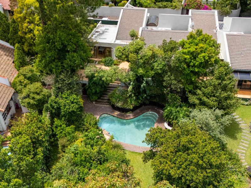 Elegant Bryanston East Townhouse with Lush Garden, Pool and Prime Location - Photo 1