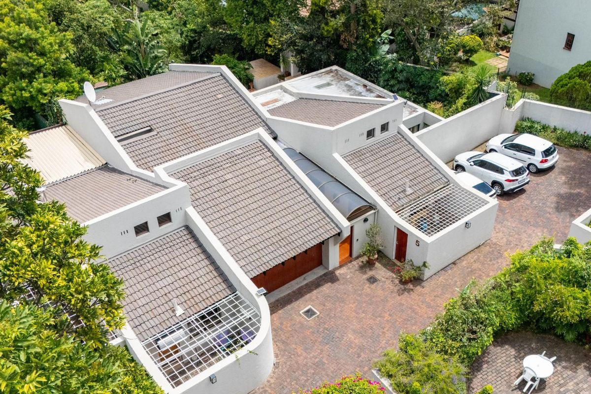 Elegant Bryanston East Townhouse with Lush Garden, Pool and Prime Location - Photo 2