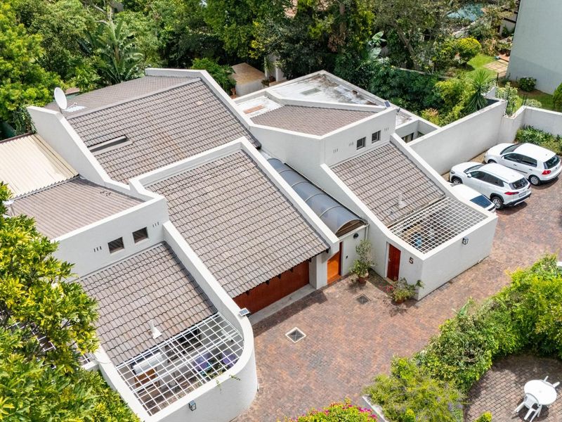 Elegant Bryanston East Townhouse with Lush Garden, Pool and Prime Location - Photo 2