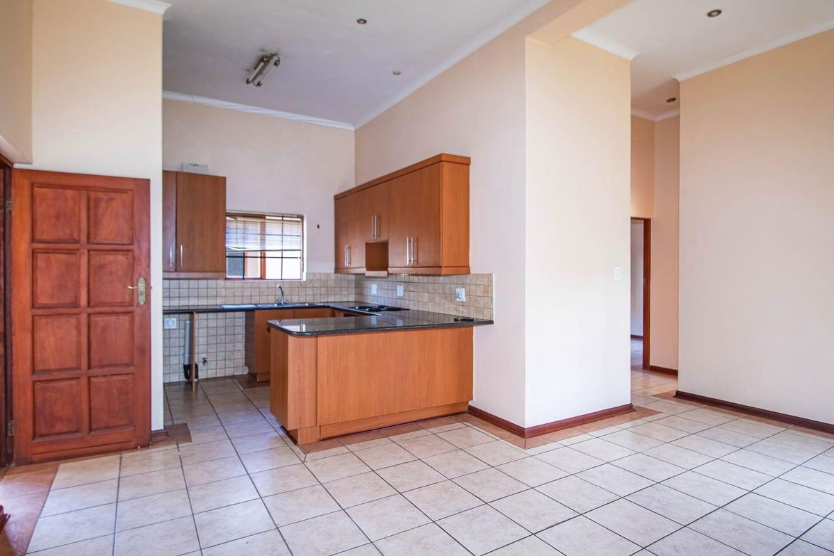 SPACE and LOCATION at its Bendor Best! - Photo 3