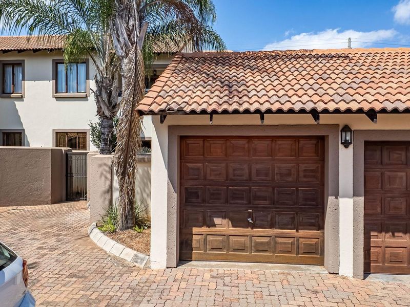 SPACE and LOCATION at its Bendor Best! - Photo 2