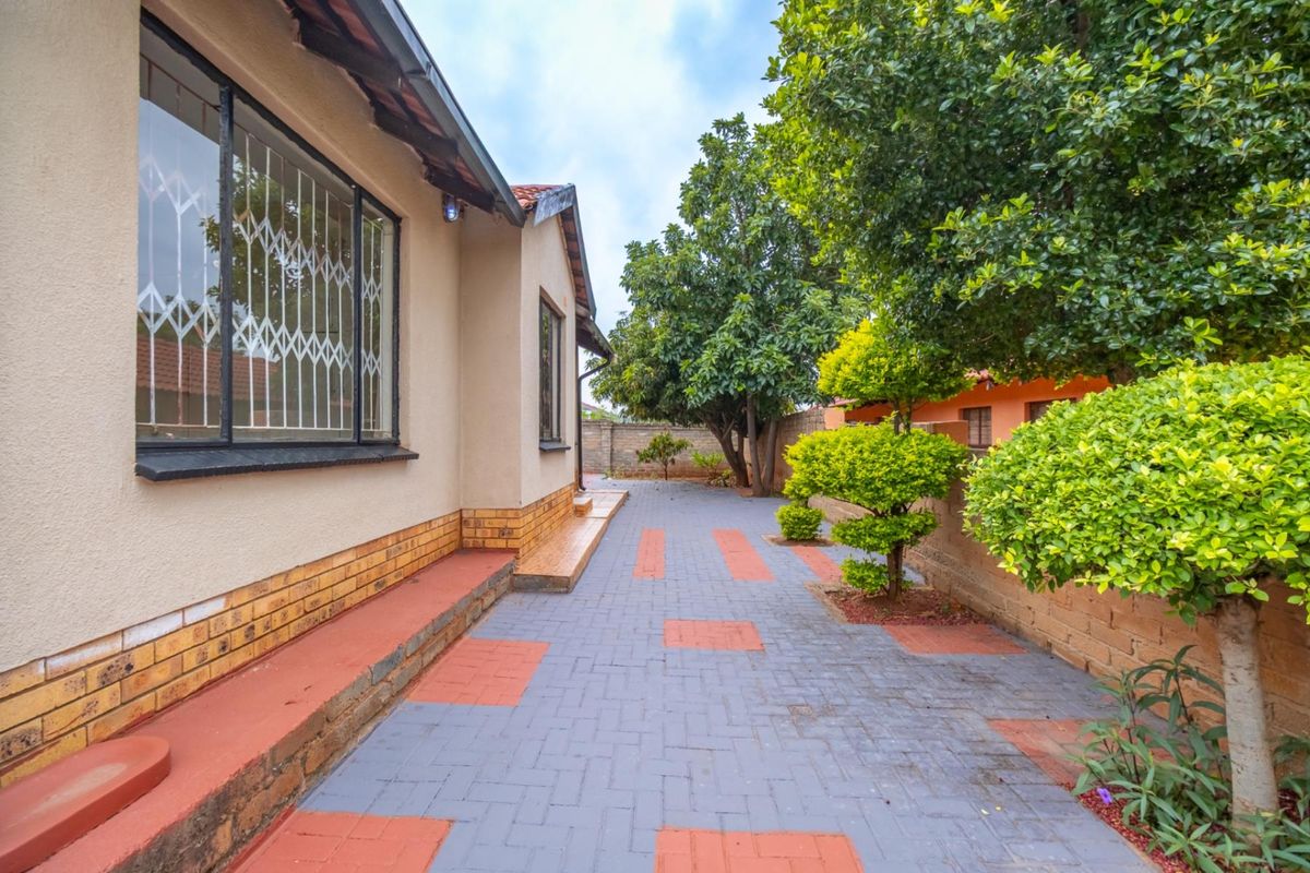 Perfect Starter Home for a Small Family in Tlhabane West! - Photo 3