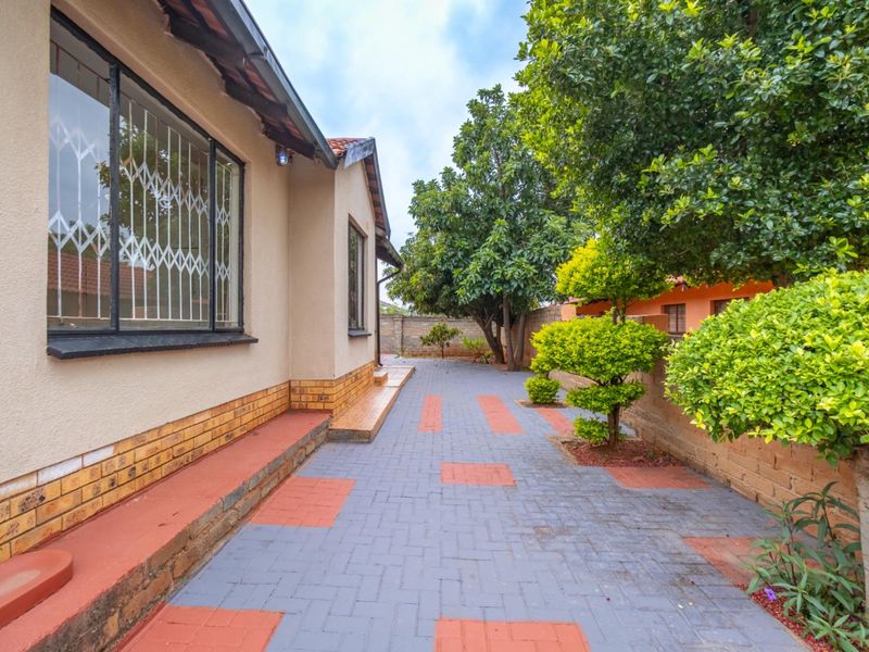 Perfect Starter Home for a Small Family in Tlhabane West! - Photo 3